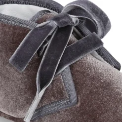 Botita bebé con cordones y lazos en terciopelo.