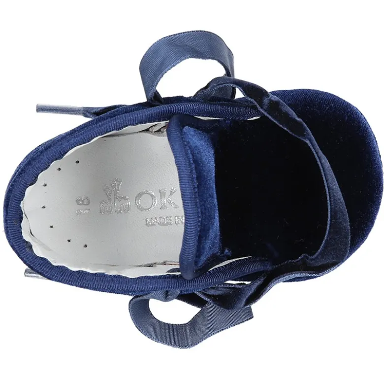 Botita bebé con cordones y lazos en terciopelo.
