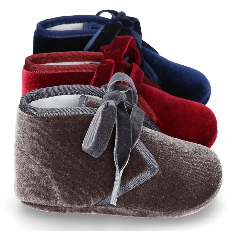 Botita bebé con cordones y lazos en terciopelo.