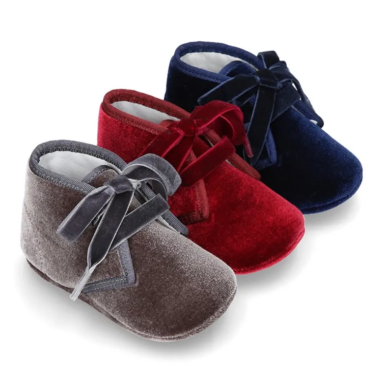 Botita bebé con cordones y lazos en terciopelo.