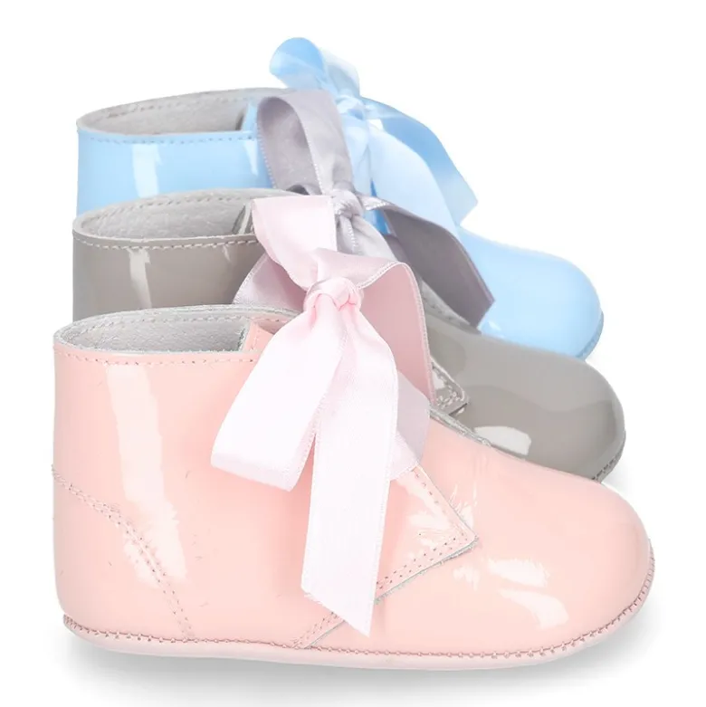 Botita bebé en piel charol con lazo seda.