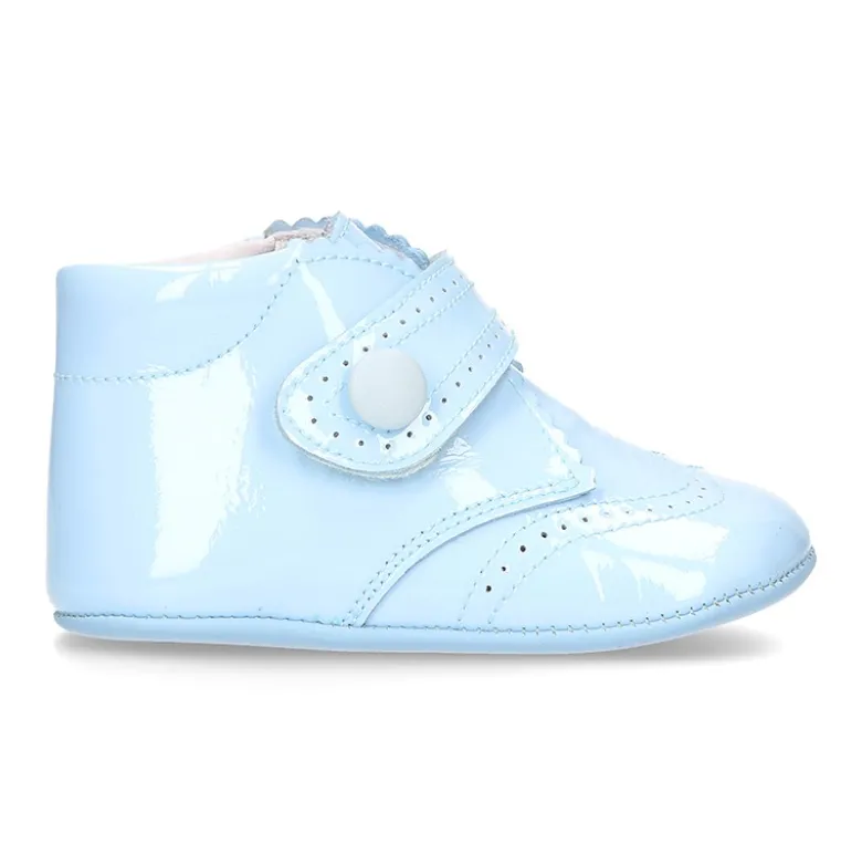 Botita bebé sin cordones con picados en piel charol.