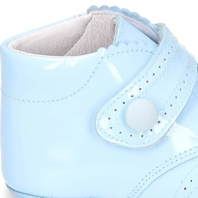 Botita bebé sin cordones con picados en piel charol.