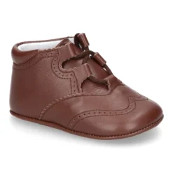 Botita bebé tipo Inglesita con cordones en piel napa lisa.