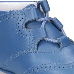 Botita bebé tipo Inglesita con cordones en piel napa lisa.