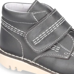 Botita básica sport sin cordones en piel lisa.