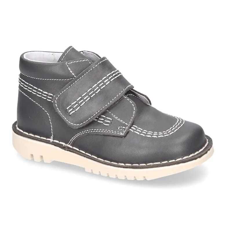 Botita básica sport sin cordones en piel lisa.