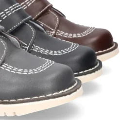 Botita básica sport sin cordones en piel lisa.