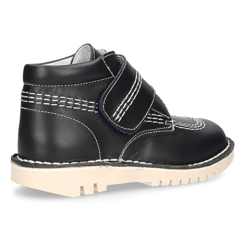 Botita básica sport sin cordones en piel lisa.