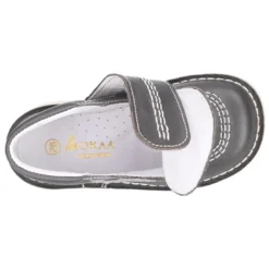 Botita básica sport sin cordones en piel lisa.