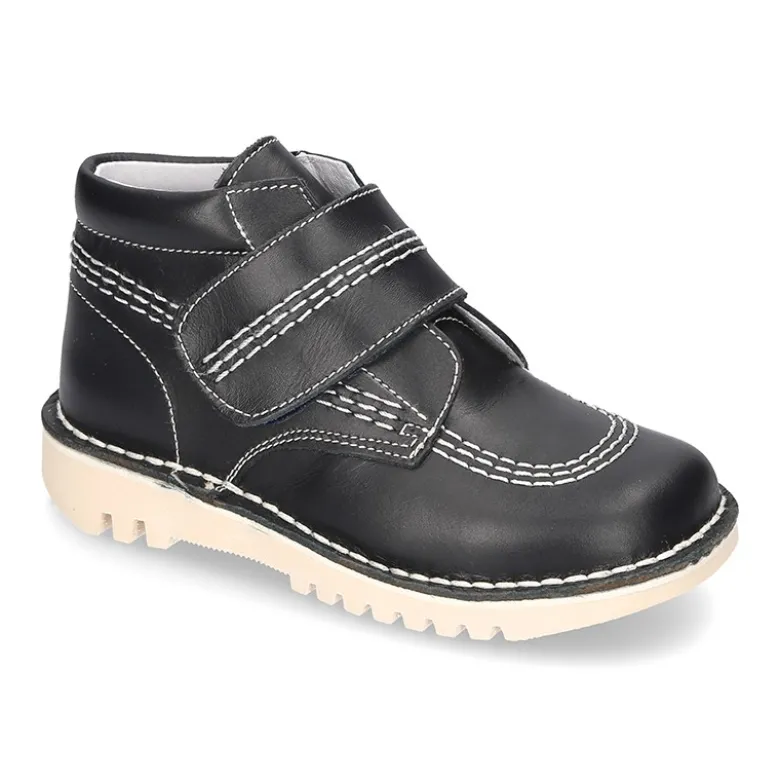 Botita básica sport sin cordones en piel lisa.