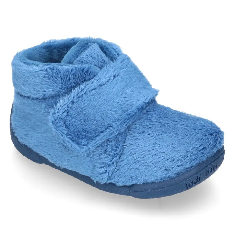 Botita casa niños sin cordones en lana con puntera y talonera reforzada.
