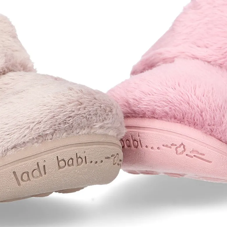 Botita casa niños sin cordones en lana con puntera y talonera reforzada.