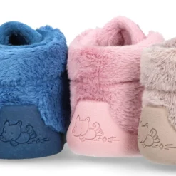Botita casa niños sin cordones en lana con puntera y talonera reforzada.