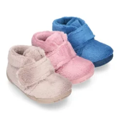 Botita casa niños sin cordones en lana con puntera y talonera reforzada.