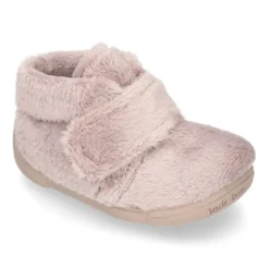 Botita casa niños sin cordones en lana con puntera y talonera reforzada.