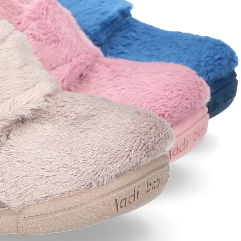 Botita casa niños sin cordones en lana con puntera y talonera reforzada.