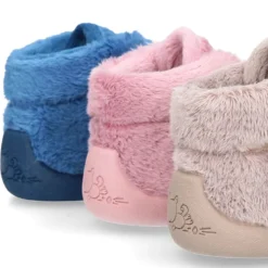 Botita casa niños sin cordones en lana con puntera y talonera reforzada.