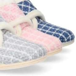 Botita casa niños sin cordones en lana CUADROS.