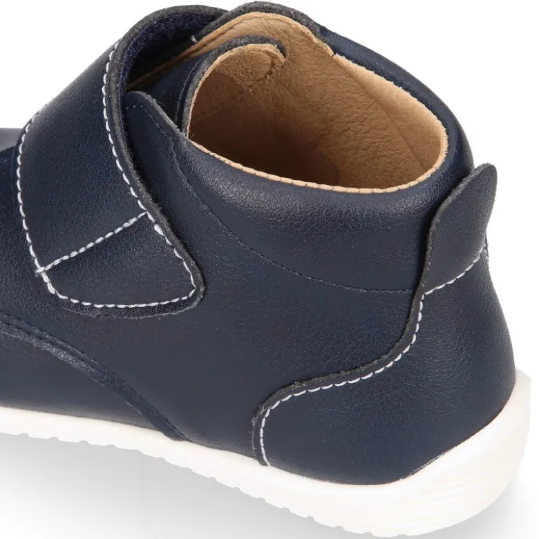 Botita casual niños OKAA FLEX sin cordones y puntera en color Azul Marino.