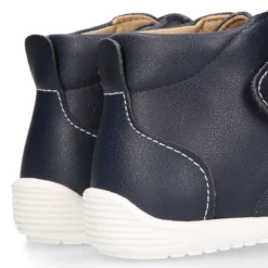 Botita casual niños OKAA FLEX sin cordones y puntera en color Azul Marino.