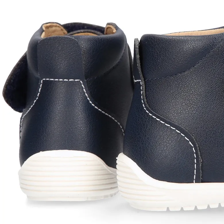 Botita casual niños OKAA FLEX sin cordones y puntera en color Azul Marino.