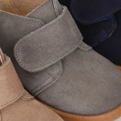 Botita casual niños sin cordones en piel serraje.