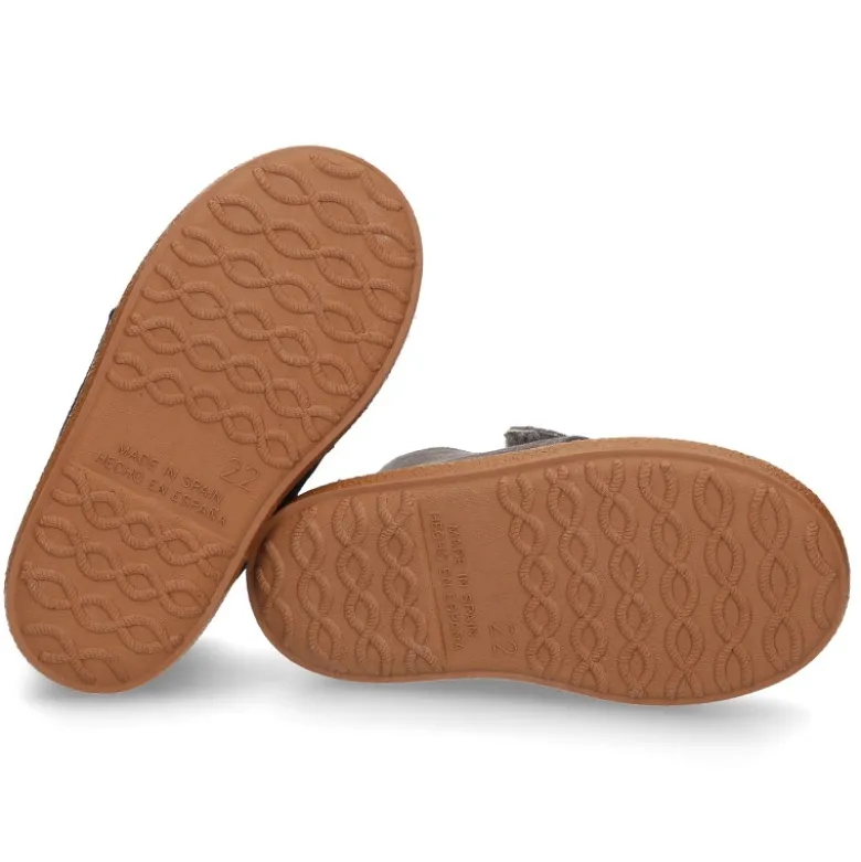 Botita casual niños sin cordones en piel serraje.