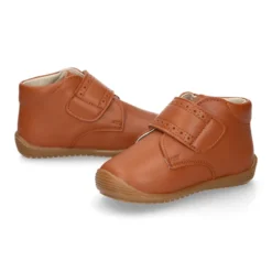 Botita casual respetuosa niños OKAA FLEX sin cordones y puntera en color CUERO.