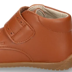 Botita casual respetuosa niños OKAA FLEX sin cordones y puntera en color CUERO.