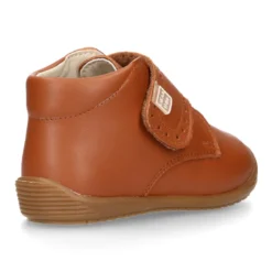 Botita casual respetuosa niños OKAA FLEX sin cordones y puntera en color CUERO.