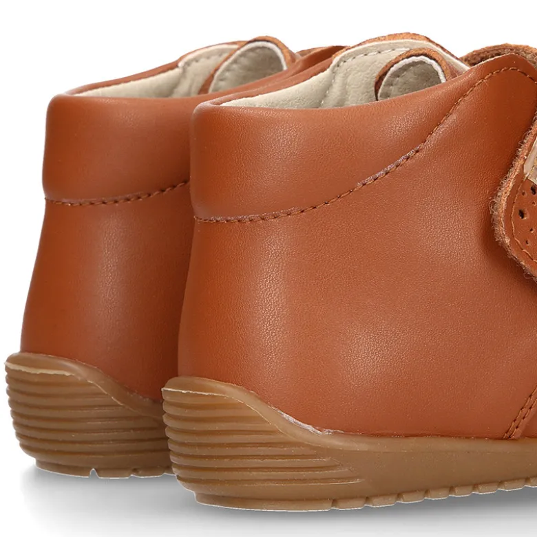 Botita casual respetuosa niños OKAA FLEX sin cordones y puntera en color CUERO.