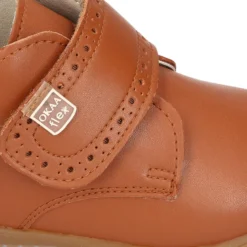 Botita casual respetuosa niños OKAA FLEX sin cordones y puntera en color CUERO.