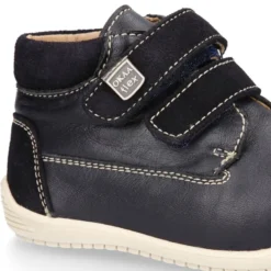 Botita casual respetuosa niños OKAA FLEX sin cordones y puntera en Piel Napa en colores OTOÑALES.