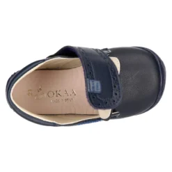 Botita casual respetuosa niños OKAA FLEX sin cordones y puntera en color MARINO.