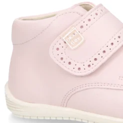 Botita casual respetuosa niños OKAA FLEX sin cordones y puntera en color ROSA.