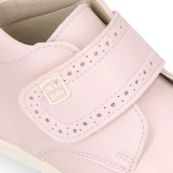 Botita casual respetuosa niños OKAA FLEX sin cordones y puntera en color ROSA.