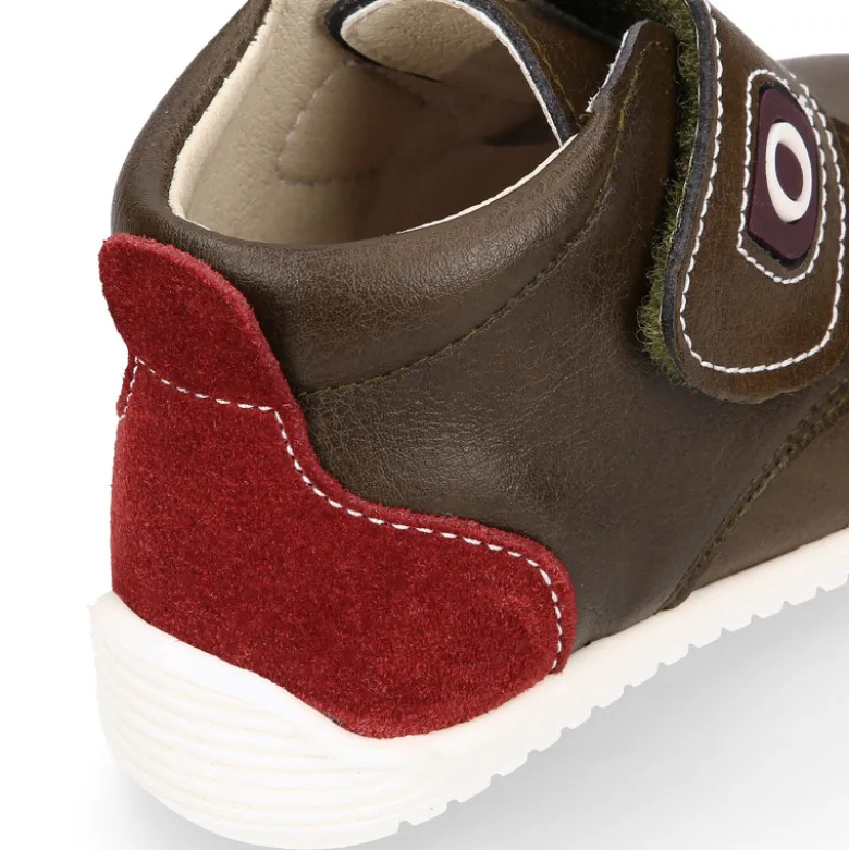 Botita casual respetuosa niños OKAA FLEX sin cordones en colores OTOÑALES.