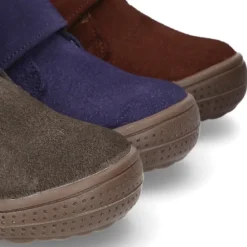 Botita casual sin cordones con borrego interior en piel serraje.