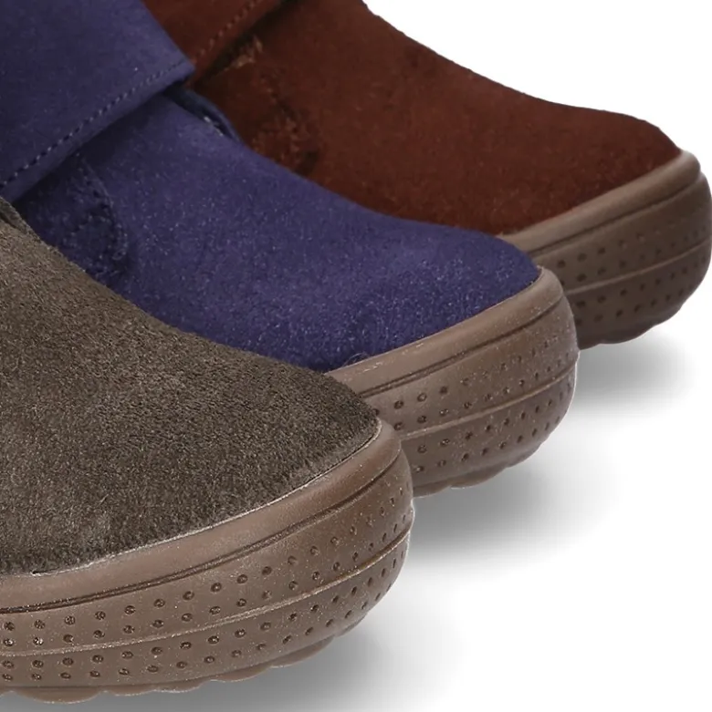 Botita casual sin cordones con borrego interior en piel serraje.