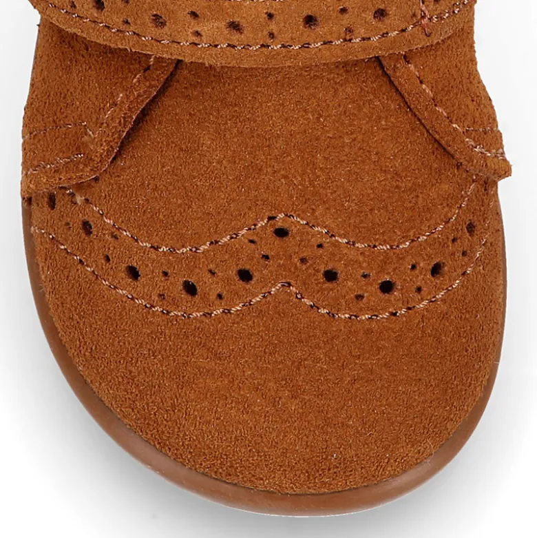 Botita clásica niños sin cordones tipo Blucher en piel serraje con picados y cuello de borreguito.