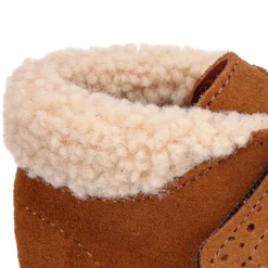 Botita clásica niños sin cordones tipo Blucher en piel serraje con picados y cuello de borreguito.