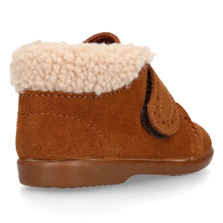 Botita clásica niños sin cordones tipo Blucher en piel serraje con picados y cuello de borreguito.