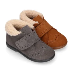 Botita clásica niños sin cordones tipo Blucher en piel serraje con picados y cuello de borreguito.