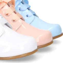 Botita clásica niños vestir con lazos en piel charol en COLORES PASTELES.