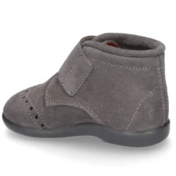 Botita clásica sin cordones tipo Blucher en piel serraje con picados.