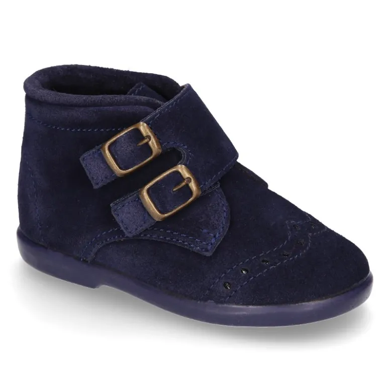 Botita clásica sin cordones tipo Blucher en piel serraje con picados.