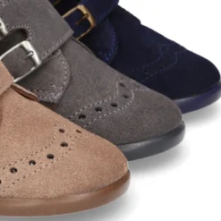 Botita clásica sin cordones tipo Blucher en piel serraje con picados.