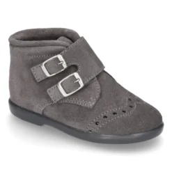 Botita clásica sin cordones tipo Blucher en piel serraje con picados.