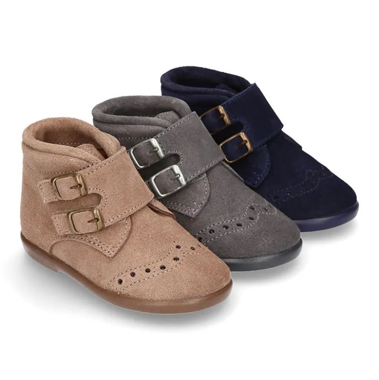 Botita clásica sin cordones tipo Blucher en piel serraje con picados.